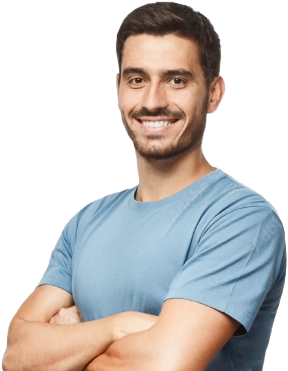 Mężczyzna z uśmiechem i skrzyżowanymi ramionami na białym tle